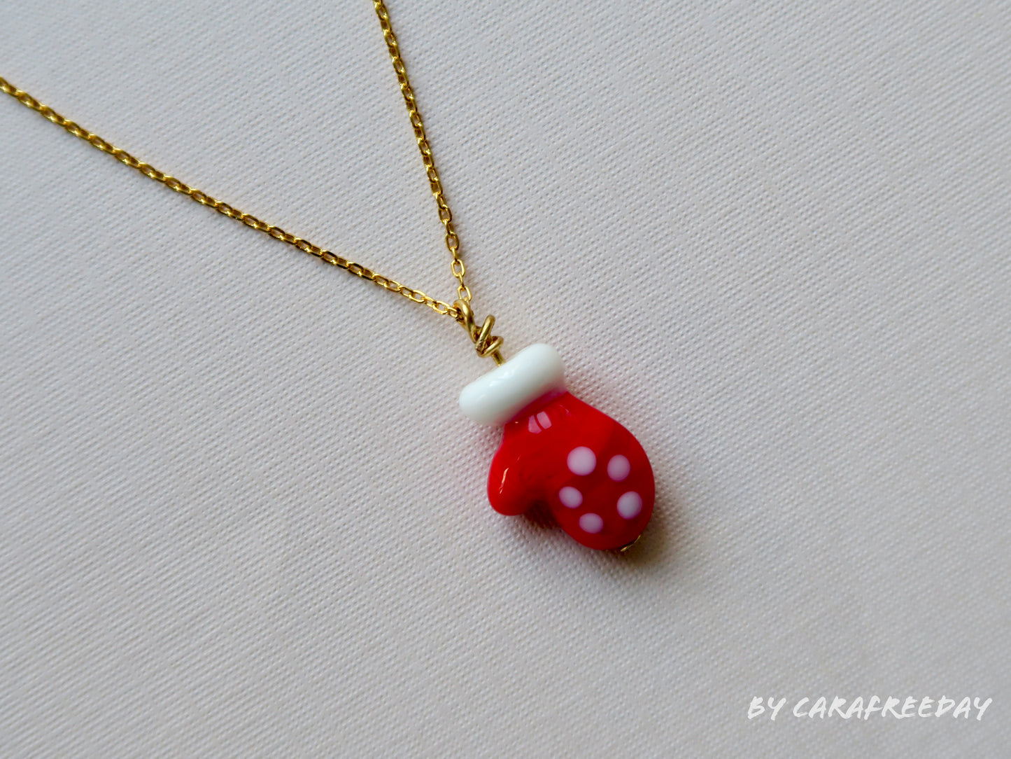 Mini Gloves Necklace - 18 karat gold Necklace