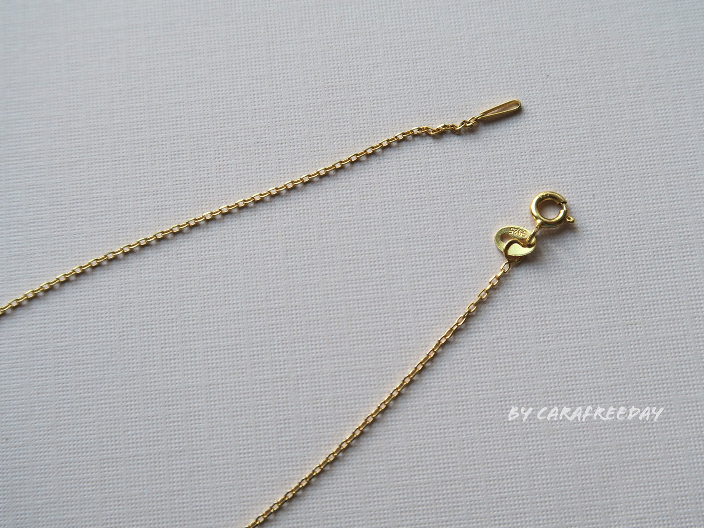 Mini Gloves Necklace - 18 karat gold Necklace